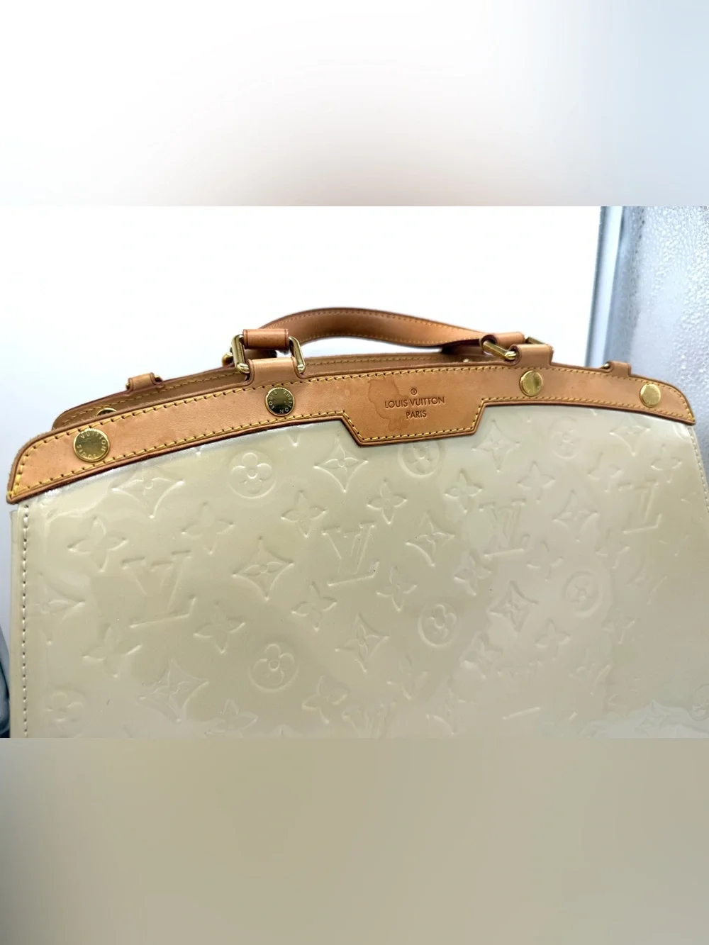 Authentic Louis Vuitton Vernis Brea GM in Blanc Corail